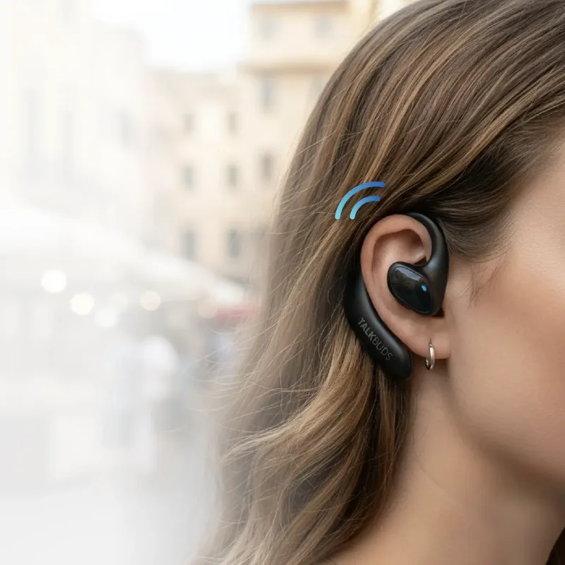 Close-up van een gedragen Talkbuds-oortje met open oorbeugel